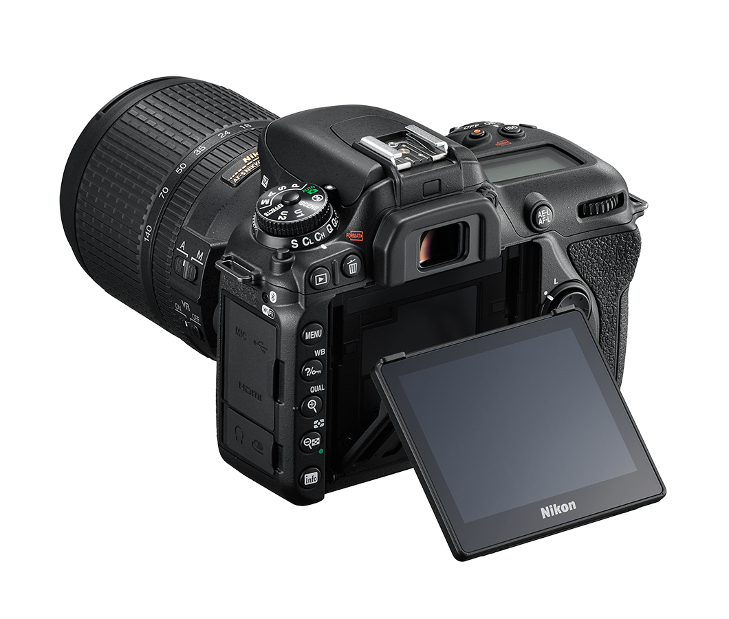 Eine schwarze Nikon DSLR-Kamera mit offenem Bildschirm und Objektiv.