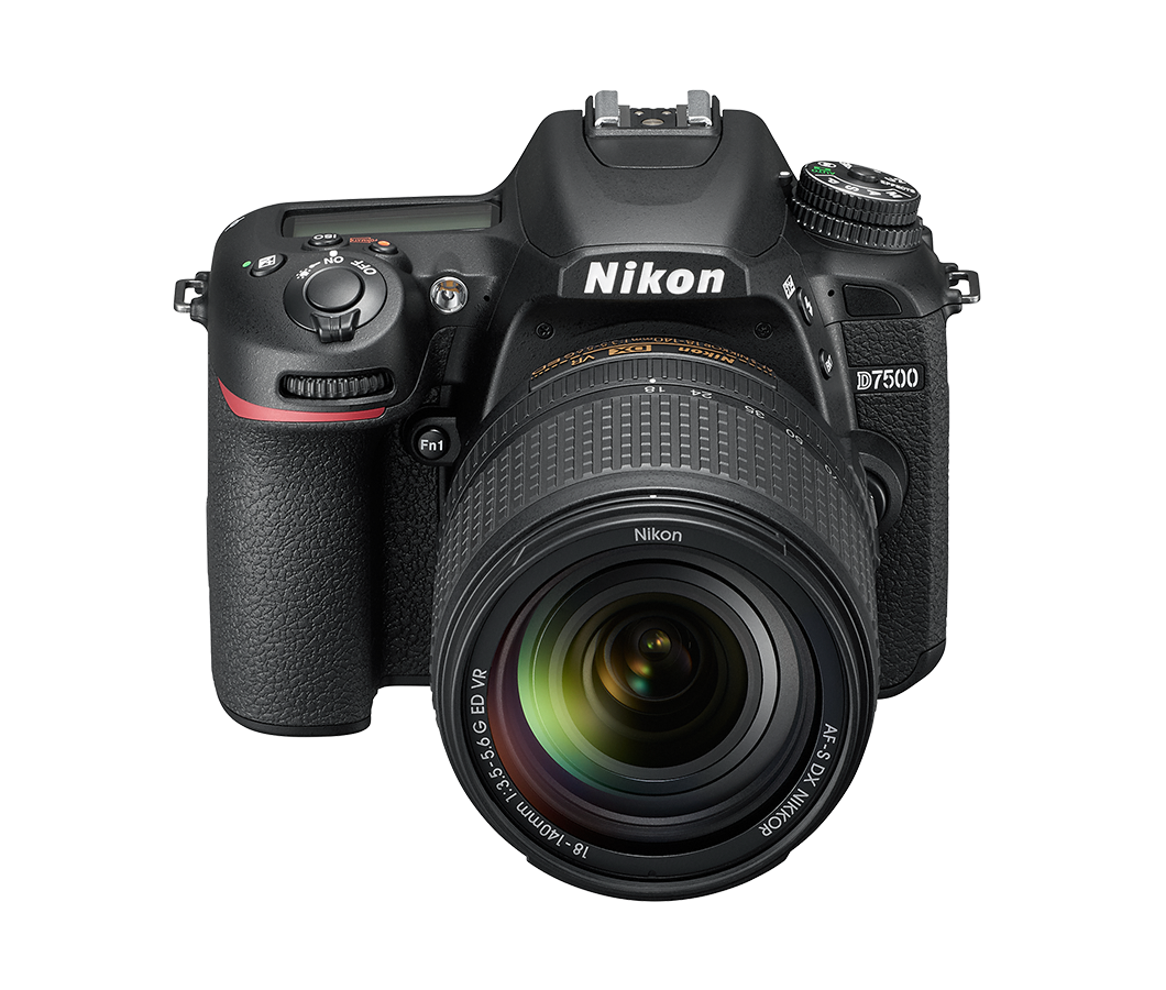 Schwarze Nikon D7500 Kamera, Objektiv angebracht, isoliert auf schwarzem Hintergrund.
