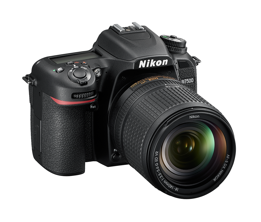 Schwarze Nikon D7500 Kamera mit Objektiv, schwarzer Hintergrund.