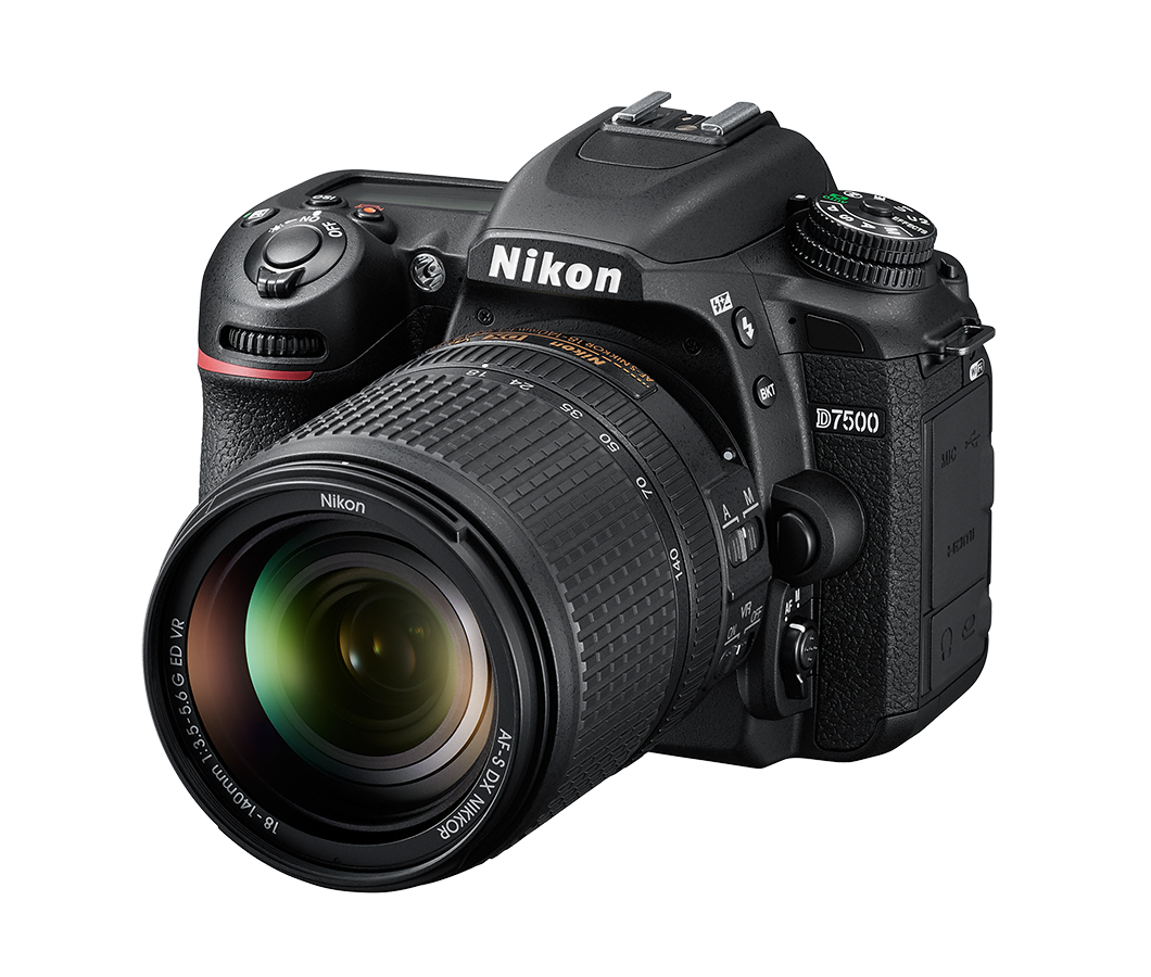 Schwarze Nikon D7500 Kamera mit Objektiv, auf schwarzem Grund.