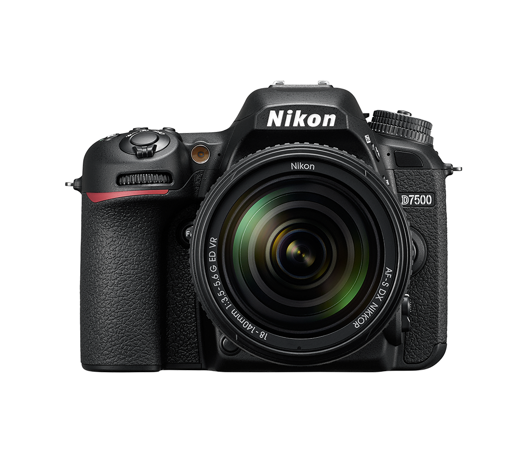 Schwarze Nikon D7500 Kamera mit großem Objektiv. Der Hintergrund ist schwarz.