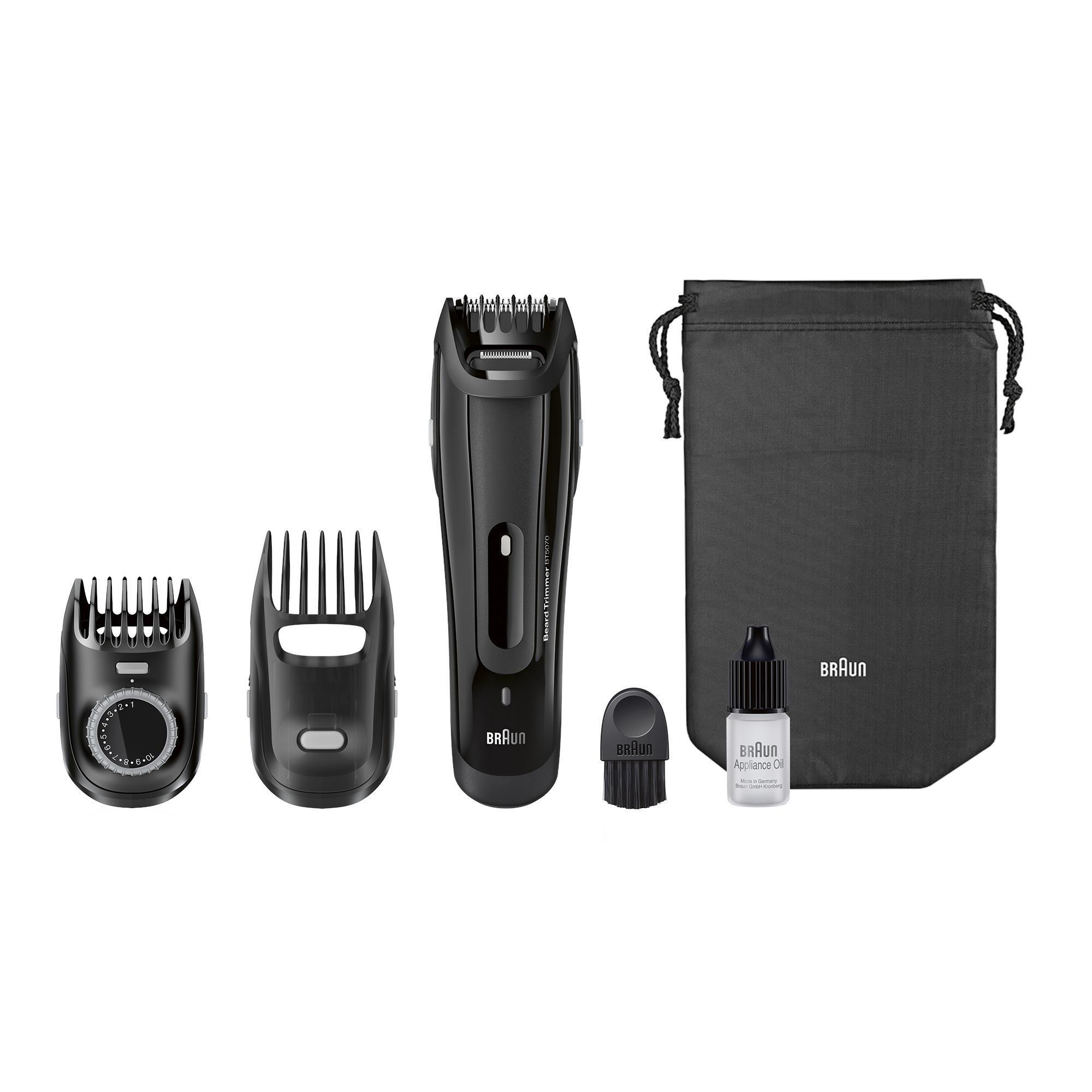 Ein schwarzes Braun Barttrimmer-Set mit Aufsätzen, Bürste und Ölflasche, auf Weiß.