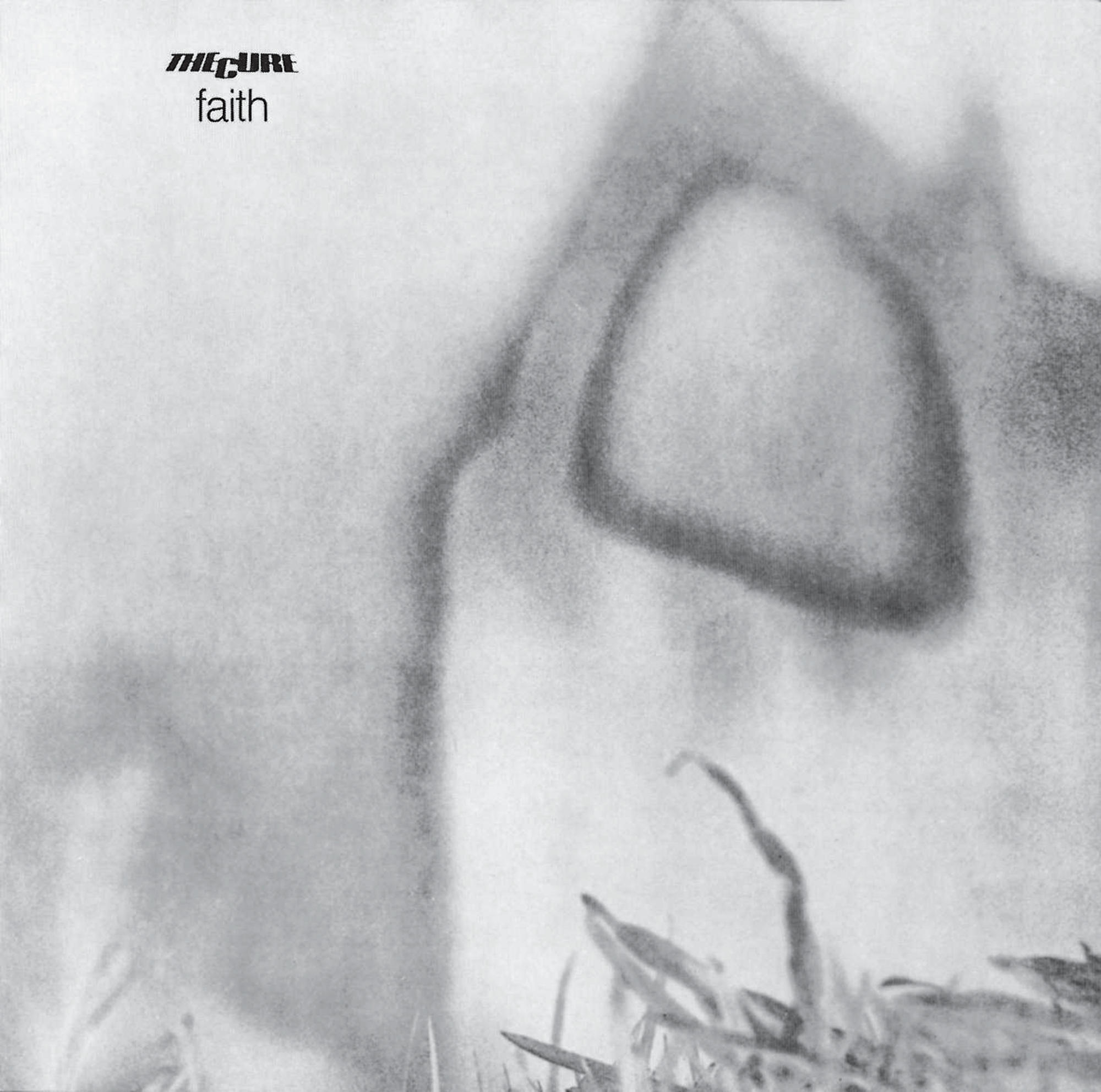 Schwarz-weißes Albumcover. Titel: Faith. Abstrakte graue Formen über einem verschwommenen Vordergrund aus Gras.