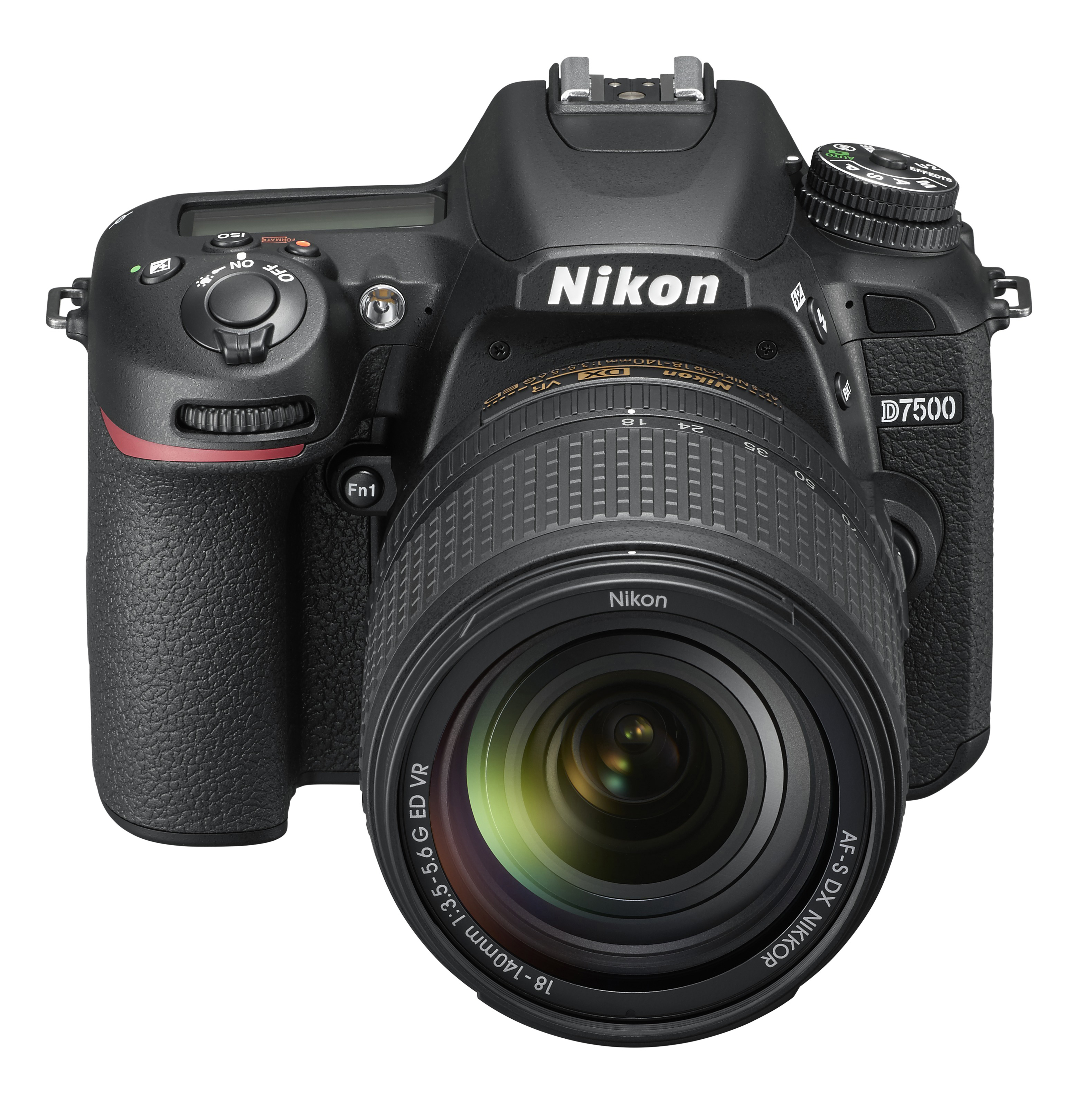 Schwarze Nikon D7500 Kamera mit Objektiv, isoliert auf weißem Hintergrund, schräge Ansicht.