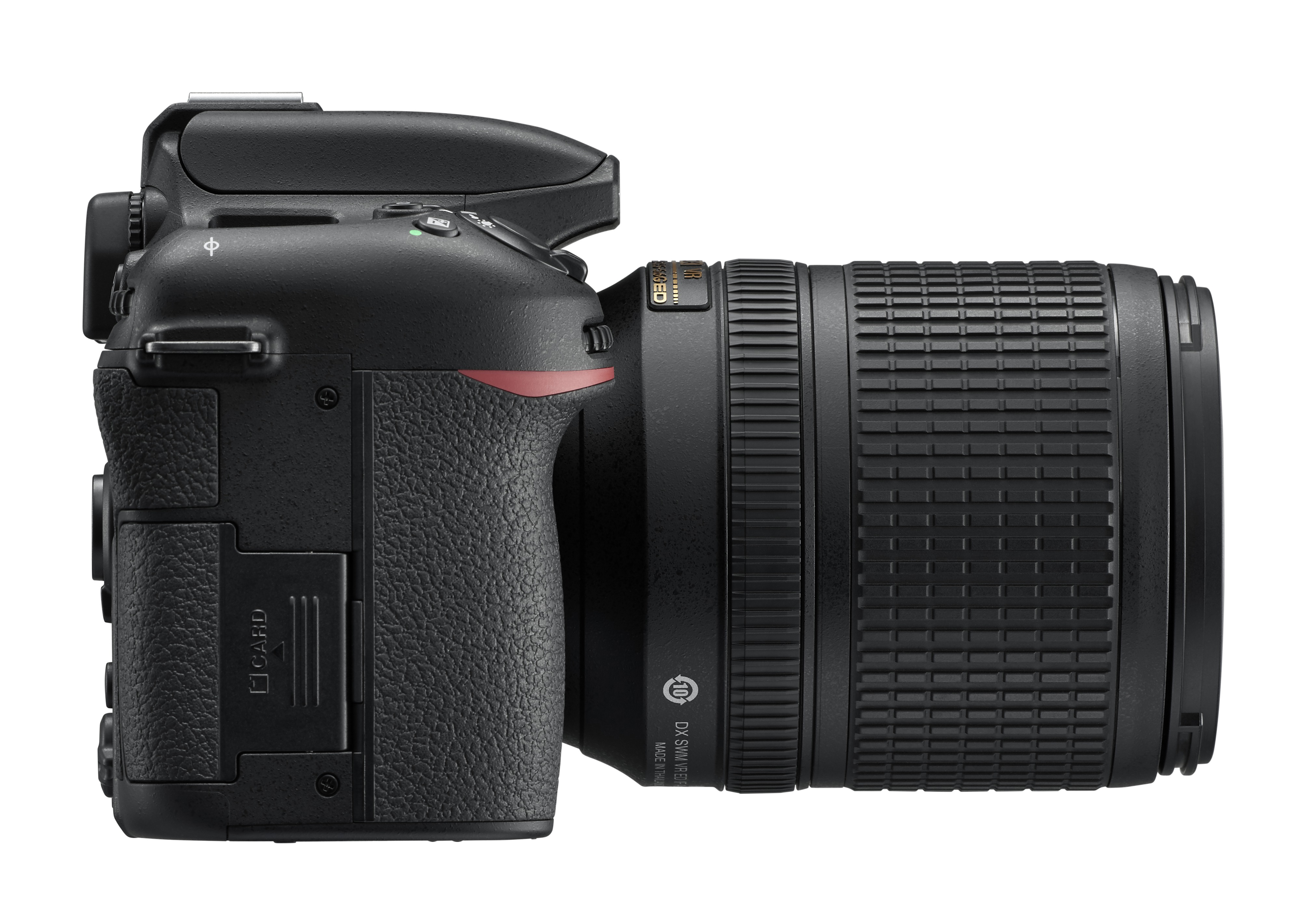 Schwarze DSLR-Kamera mit Objektiv, Seitenansicht, auf weißem Hintergrund.