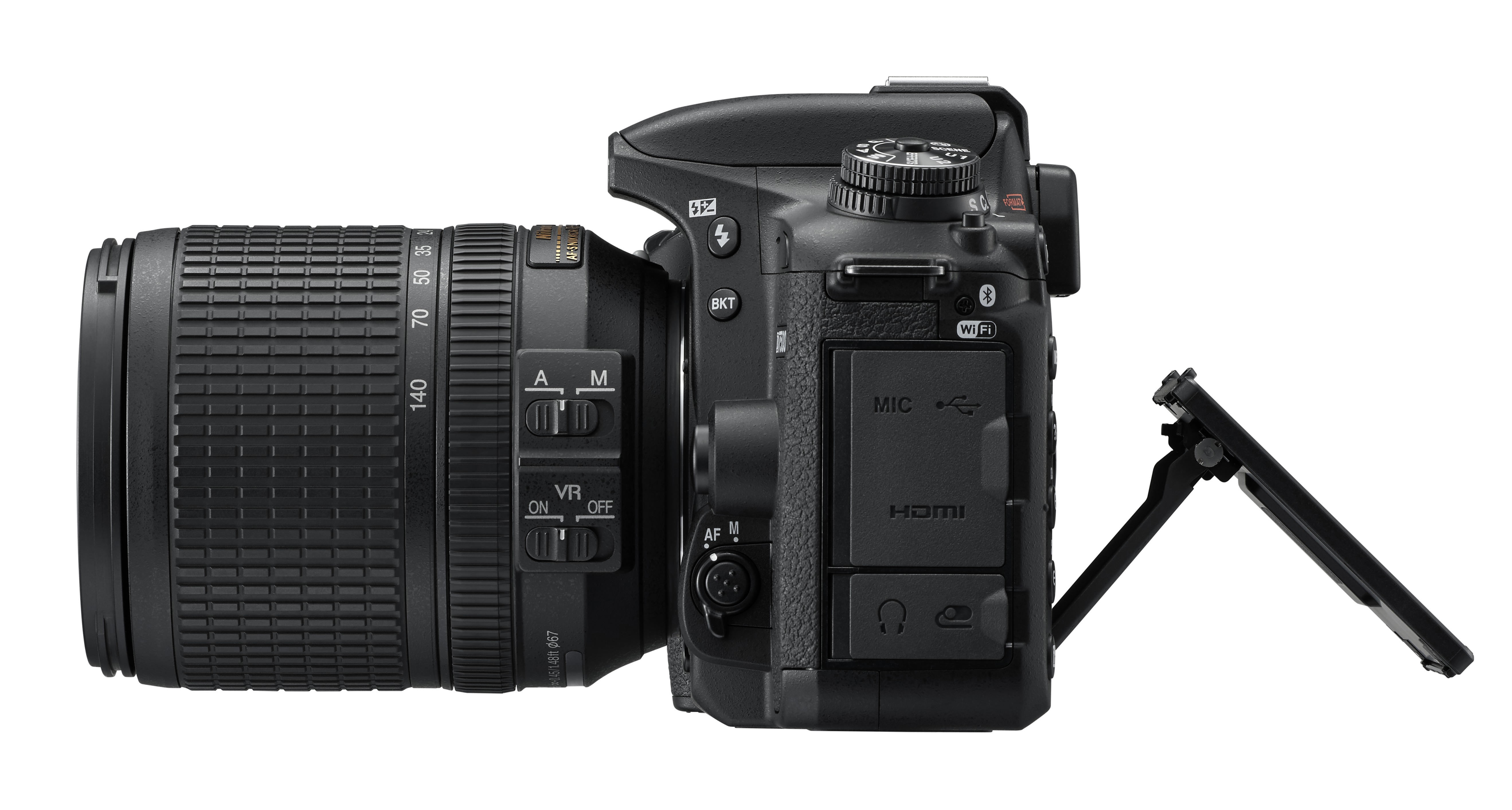 Seitenansicht einer schwarzen Nikon DSLR-Kamera mit Objektiv und geöffnetem LCD.