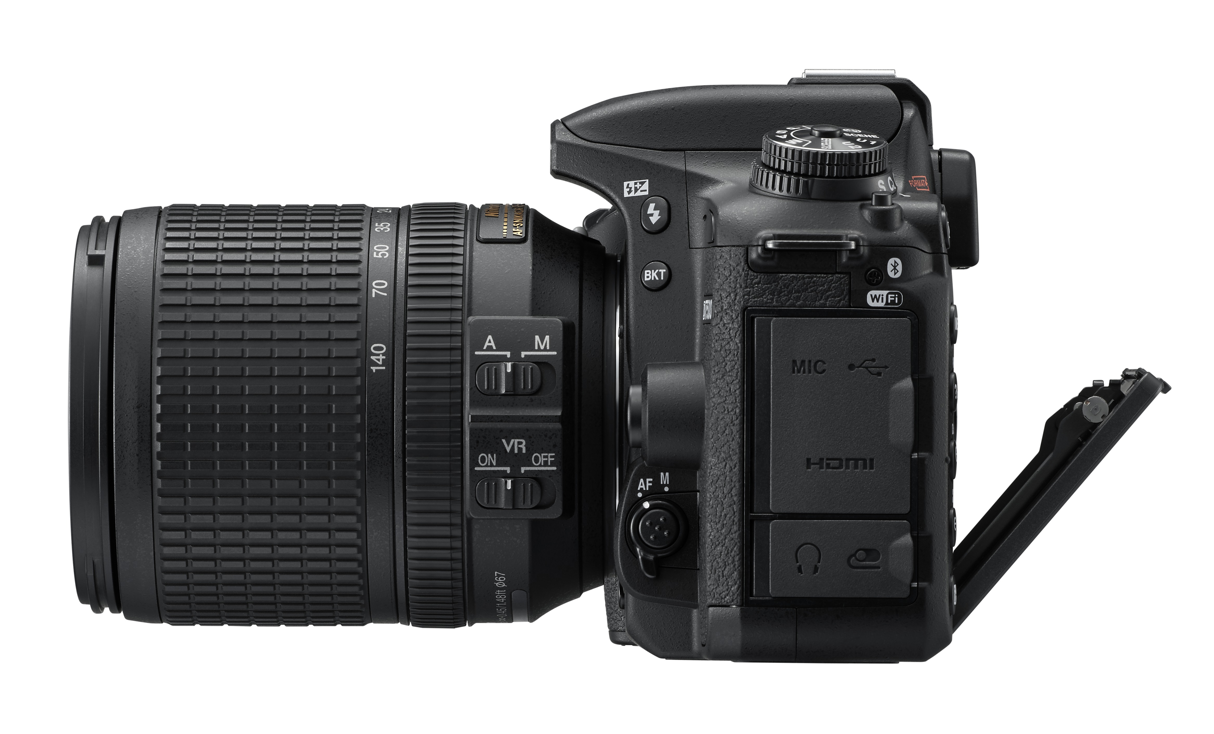 Seitenansicht einer schwarzen Nikon D7500 DSLR-Kamera mit aufgesetztem Objektiv.