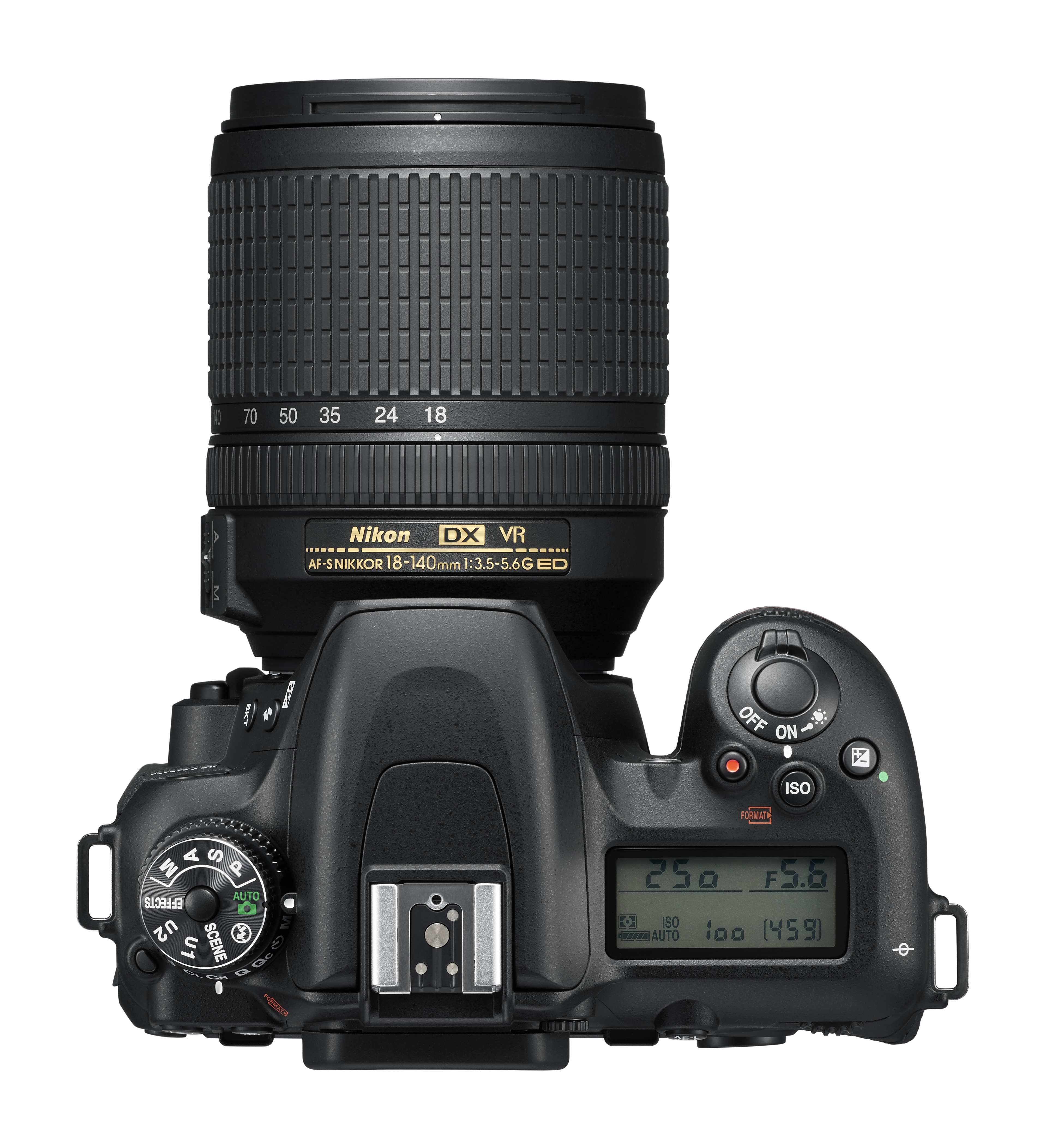 Eine Nikon DSLR-Kamera, Draufsicht. Das Objektiv ist angebracht, Knöpfe und Räder sind sichtbar.
