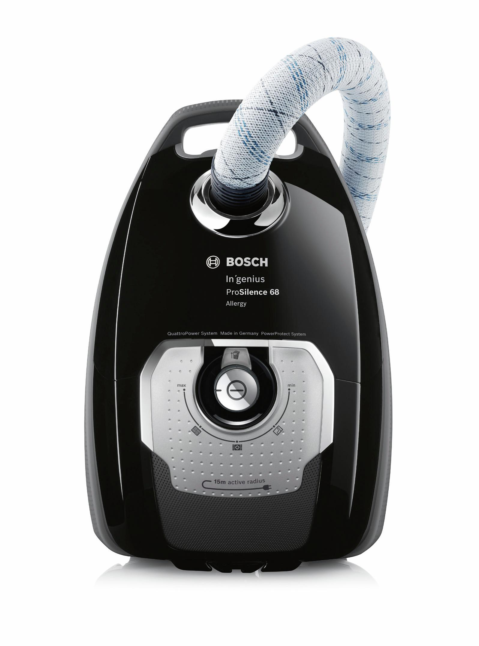 Zwarte stofzuiger met blauwe slang en zilveren bedieningspaneel. Het merk is Bosch.