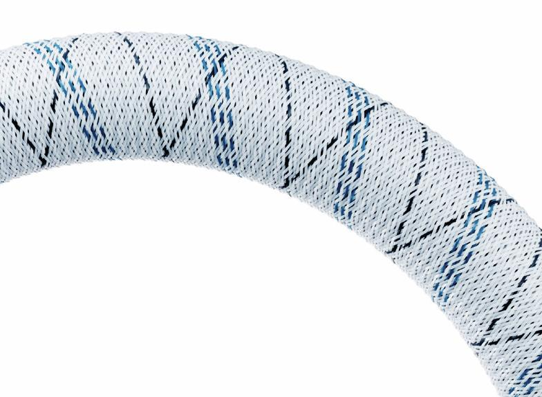 Gebogen, flexibele buis met een gevlochten witte buitenkant en blauwe accenten. Witte achtergrond.