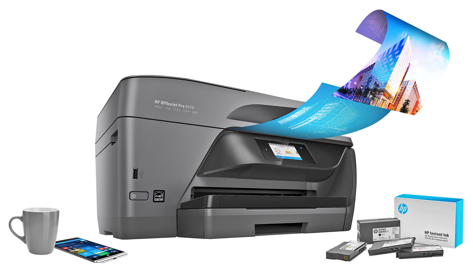 Impresora HP OfficeJet Pro 6970 con salida de papel mostrando páginas impresas y accesorios.