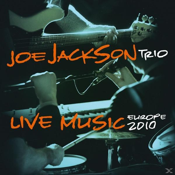 Albumcover für "Joe Jackson Trio Live Music Europe 2010" mit Bandmitgliedern.