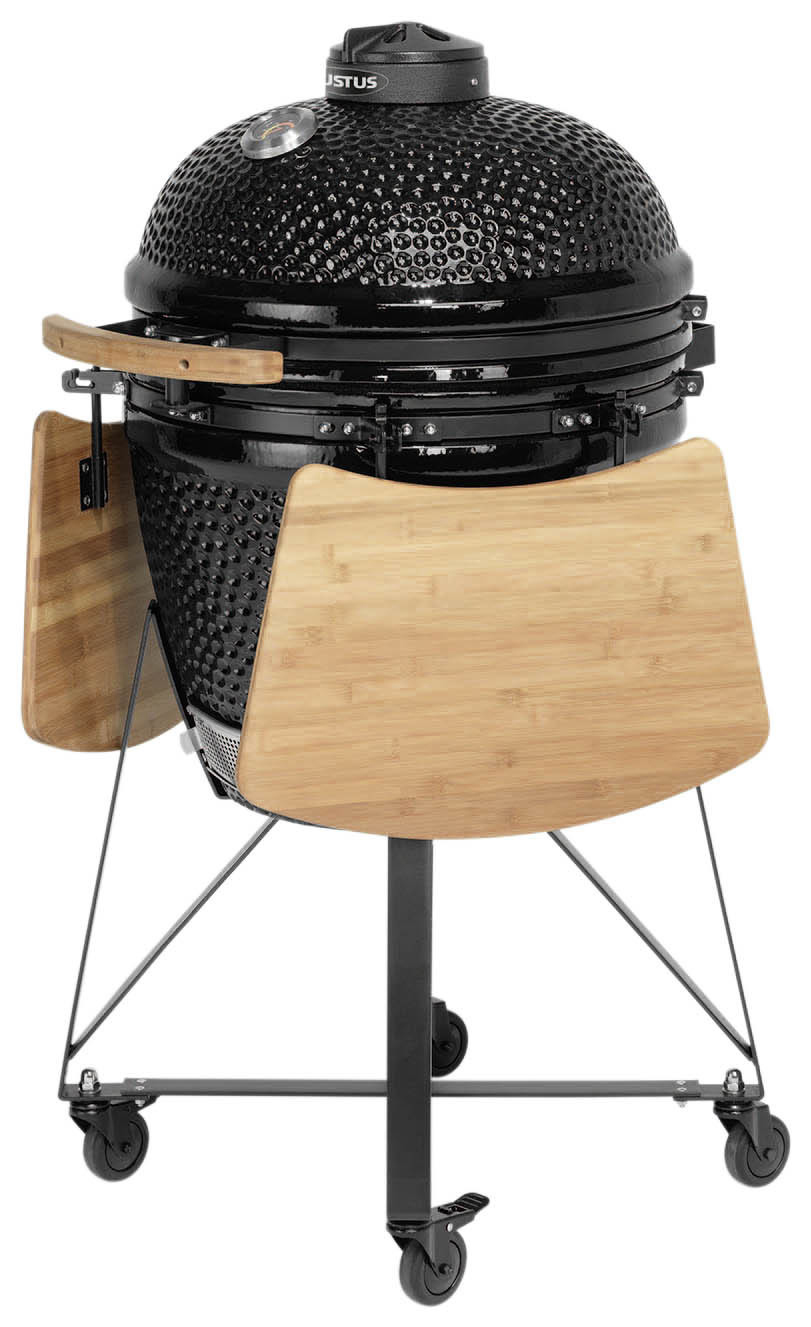 Schwarzer Grill mit hölzernen Seitentischen auf einem rollbaren Ständer, isoliert auf weißem Hintergrund.