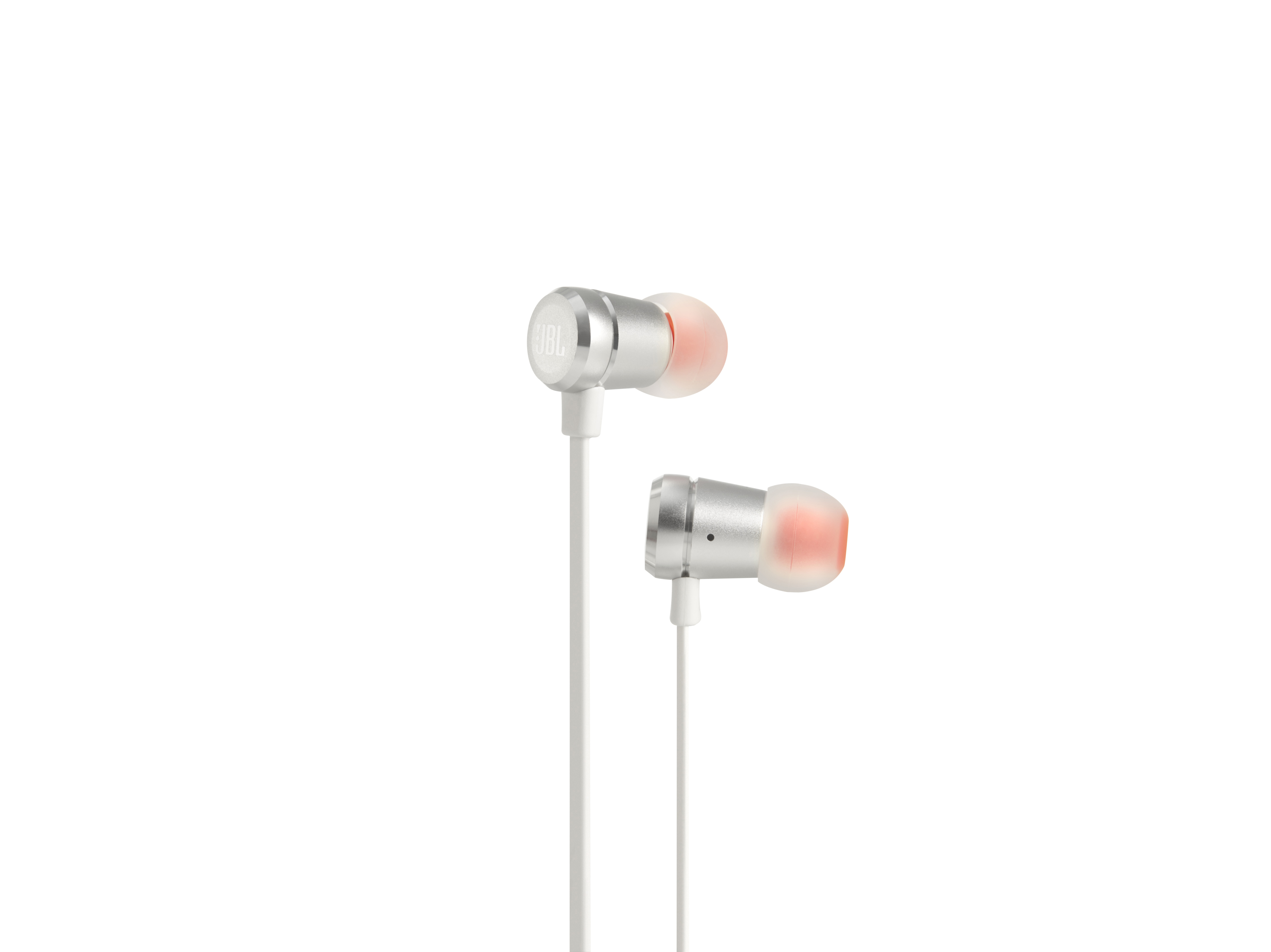 Silberne In-Ear-Kopfhörer mit orangefarbenen Ohrstöpseln und weißem Kabel. Auf weißem Hintergrund.
