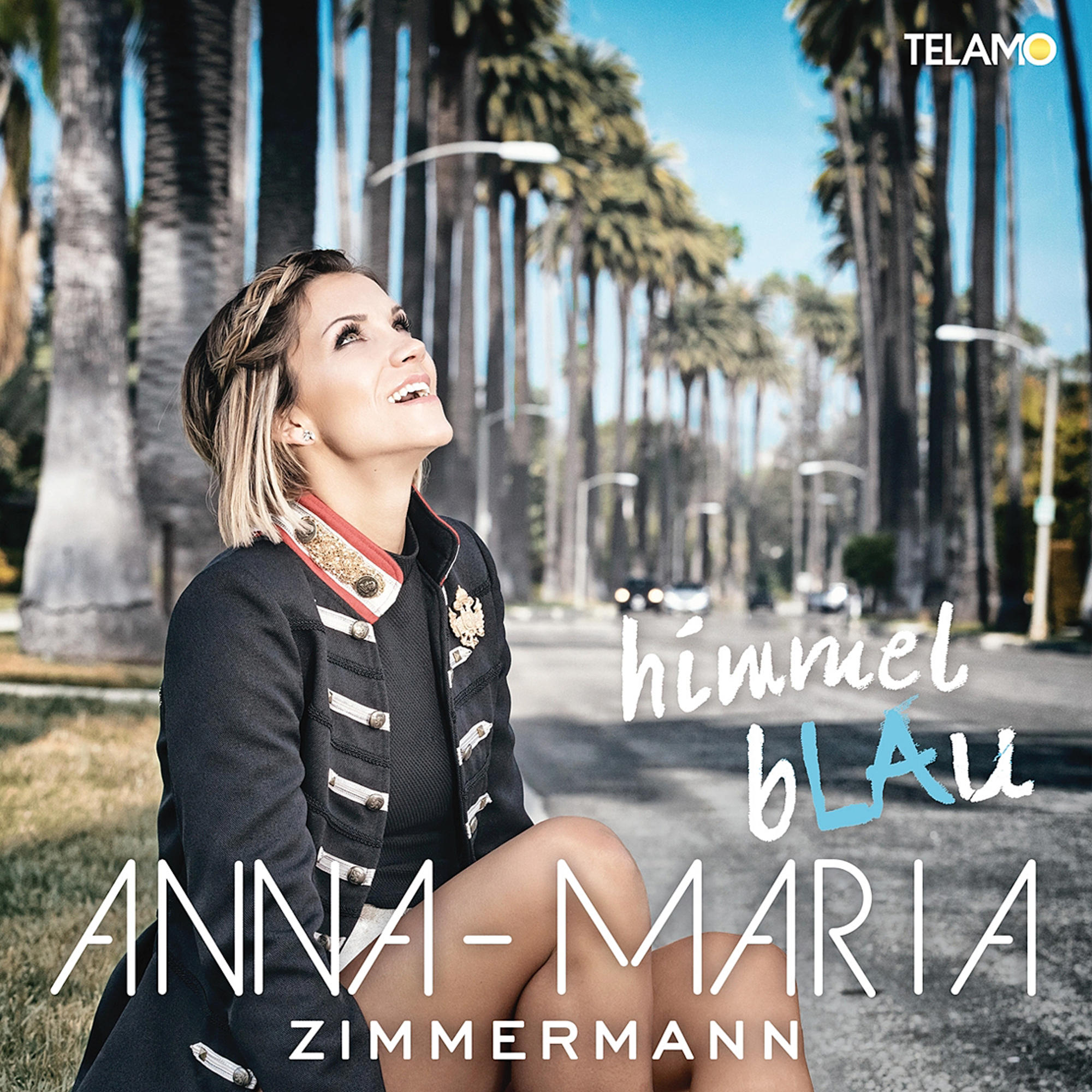 Anna-Maria Zimmermann auf der Straße, nach oben blickend, mit dem Text 'himmel blau' und 'Anna-Maria Zimmermann'.
