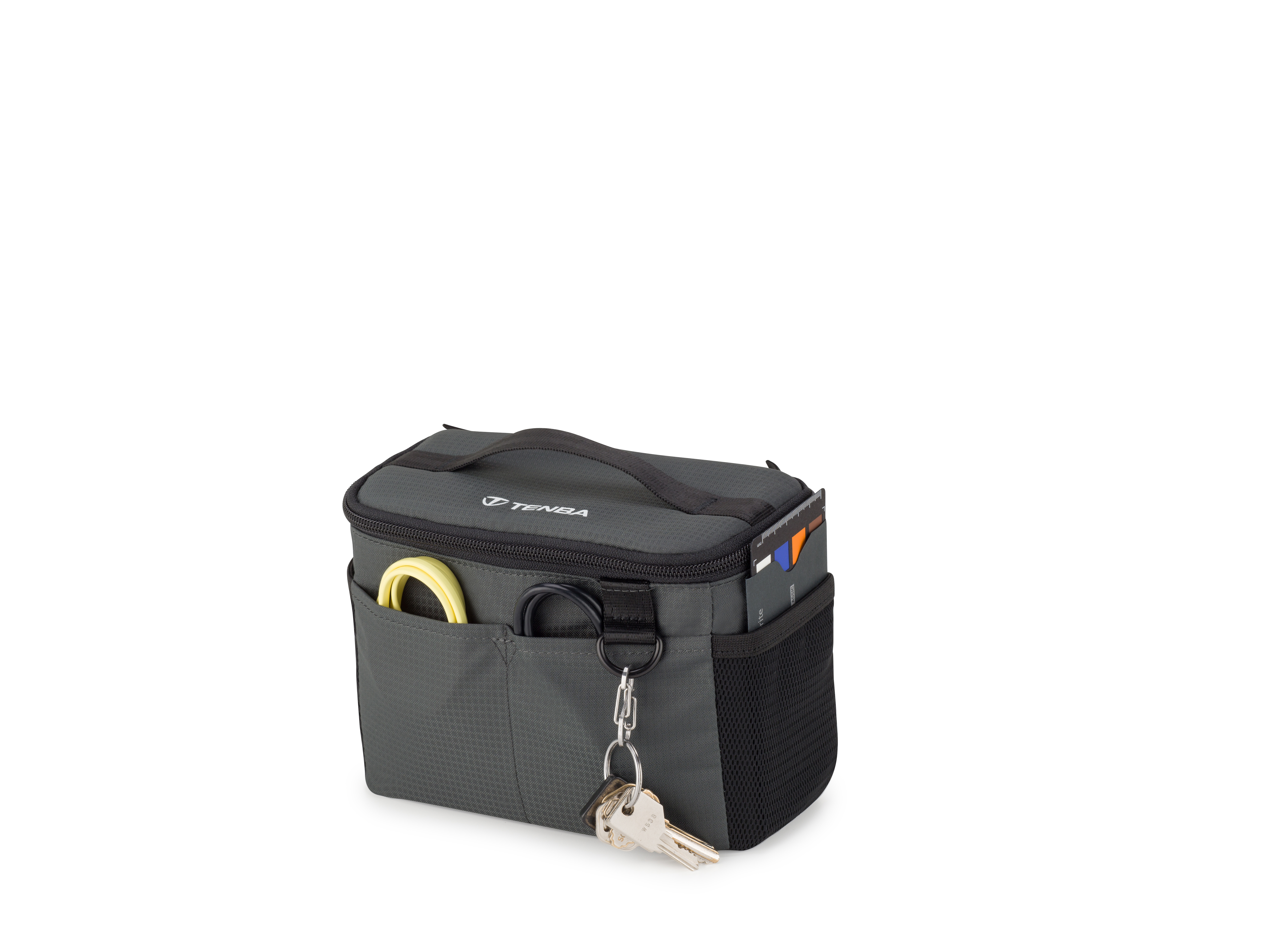 Graue Tenba Kameratasche mit Griff und Schlüsseln. Schwarze Netztasche an der Seite.