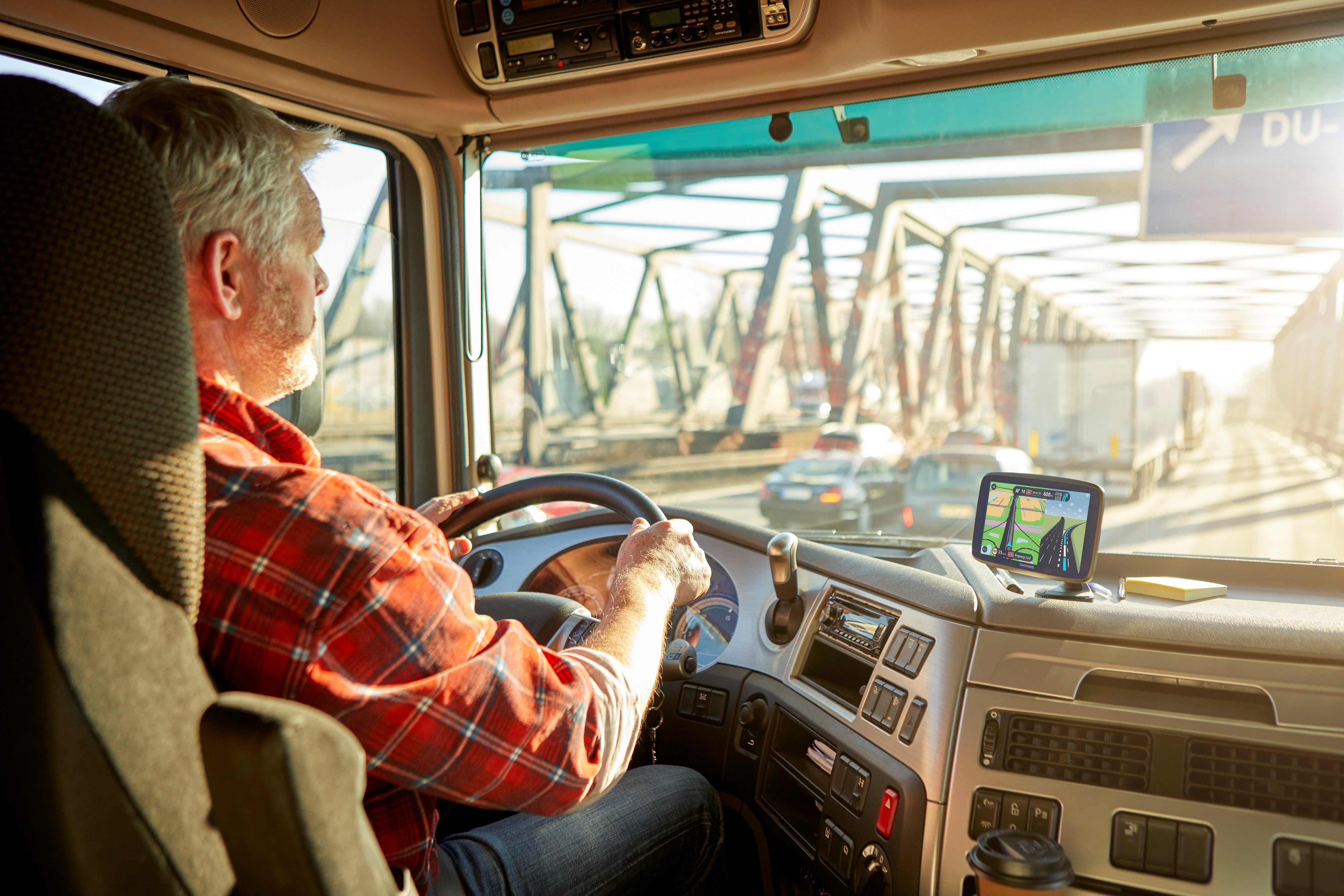 TomTom LKW Navigationsgerät GO Professional 520 (5 Zoll, Sonderziele und Routen für LKW, Stauvermeidung dank TomTom Traffic, Karten-Updates Europa, Updates über Wi-Fi, hochwertige Halterung)