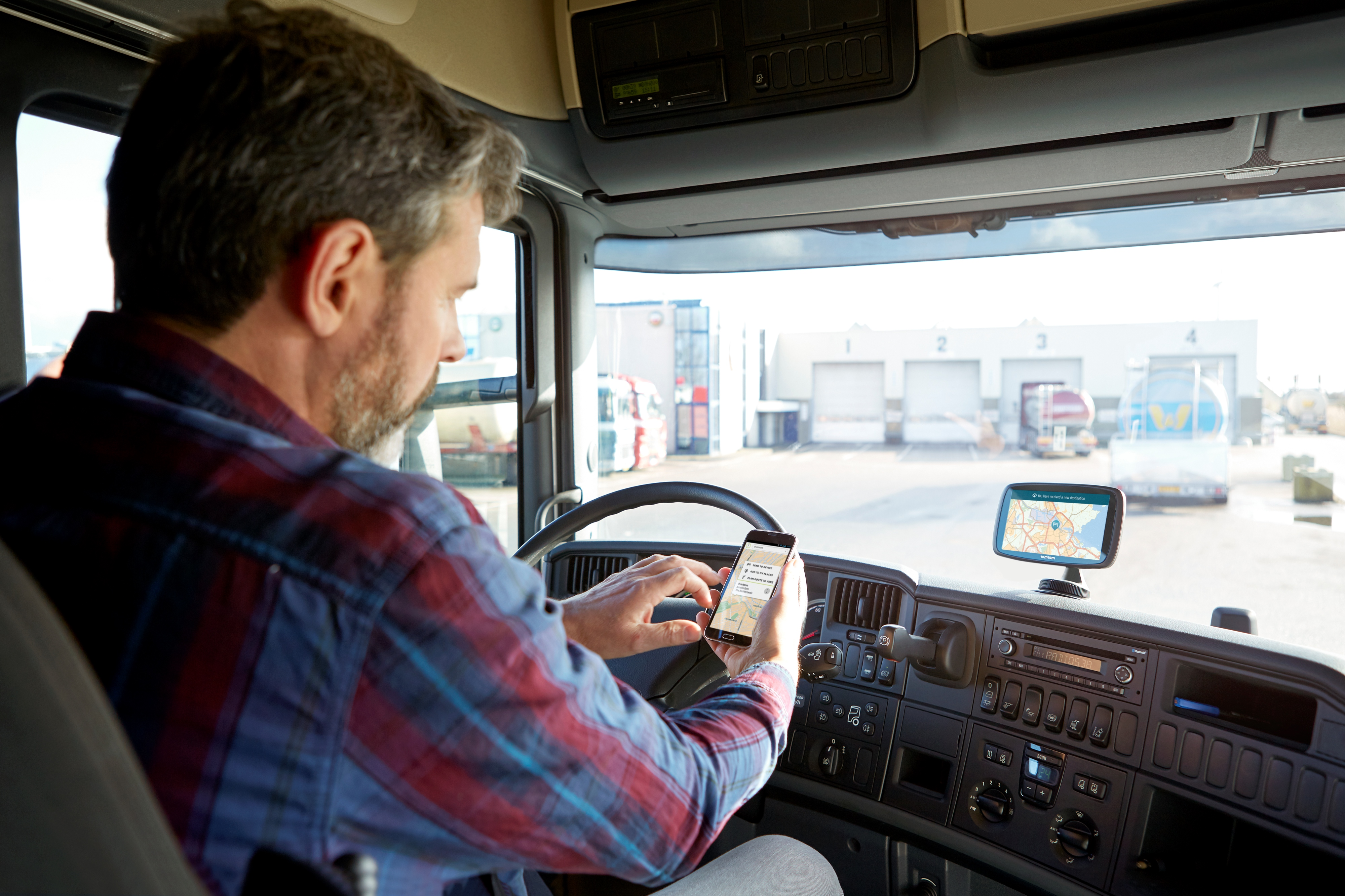 TomTom LKW Navigationsgerät GO Professional 520 (5 Zoll, Sonderziele und Routen für LKW, Stauvermeidung dank TomTom Traffic, Karten-Updates Europa, Updates über Wi-Fi, hochwertige Halterung)