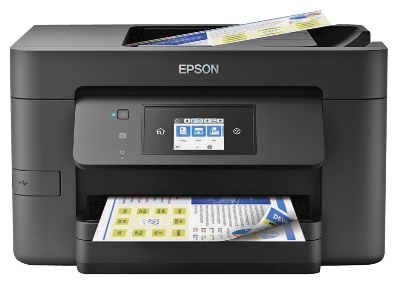 Epson-Drucker, schwarz, druckt ein Dokument. Der Bildschirm ist eingeschaltet und zeigt Druckeroptionen. Papiere kommen aus dem Fach.