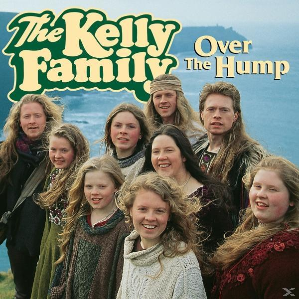Albumcover mit einer Gruppe von Menschen. Der Titel lautet „The Kelly Family Over The Hump“. Die Leute lächeln und stehen.