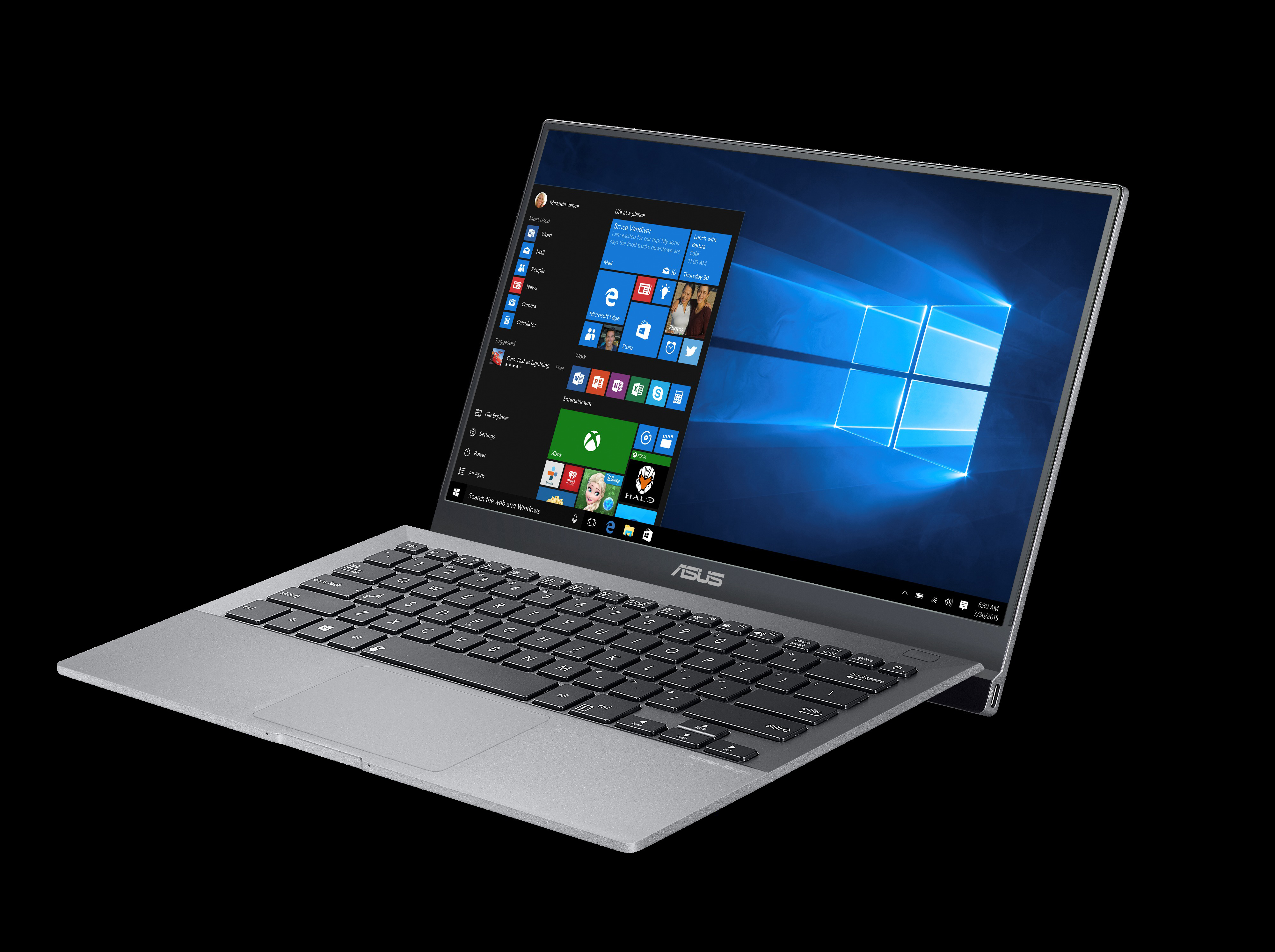 Ein silberner Laptop mit Windows 10 Startmenü auf dem Bildschirm, isoliert auf schwarzem Hintergrund.