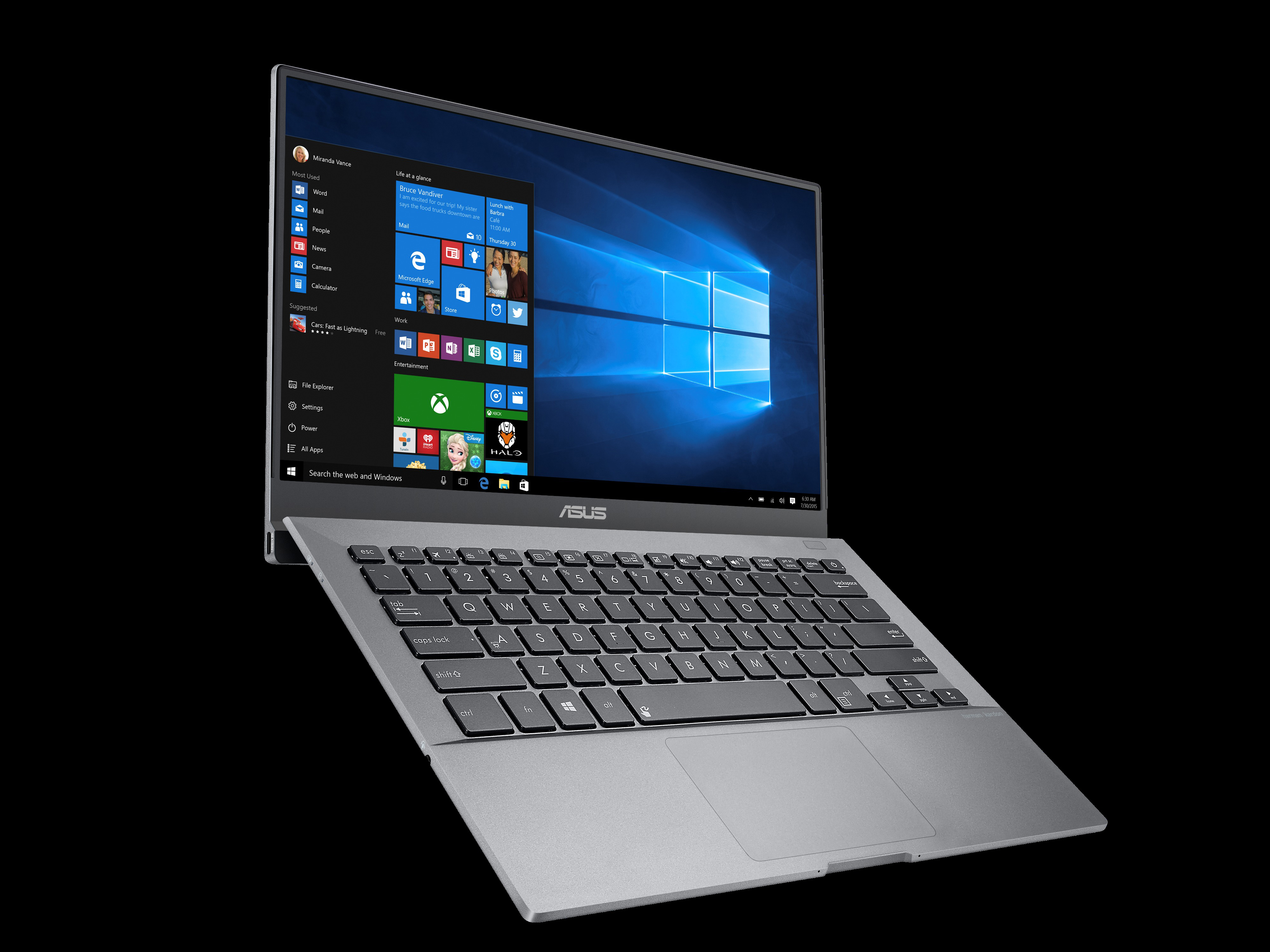 Silberner Asus-Laptop vor schwarzem Hintergrund mit Windows-10-Startmenü und blauem Desktop-Hintergrund.