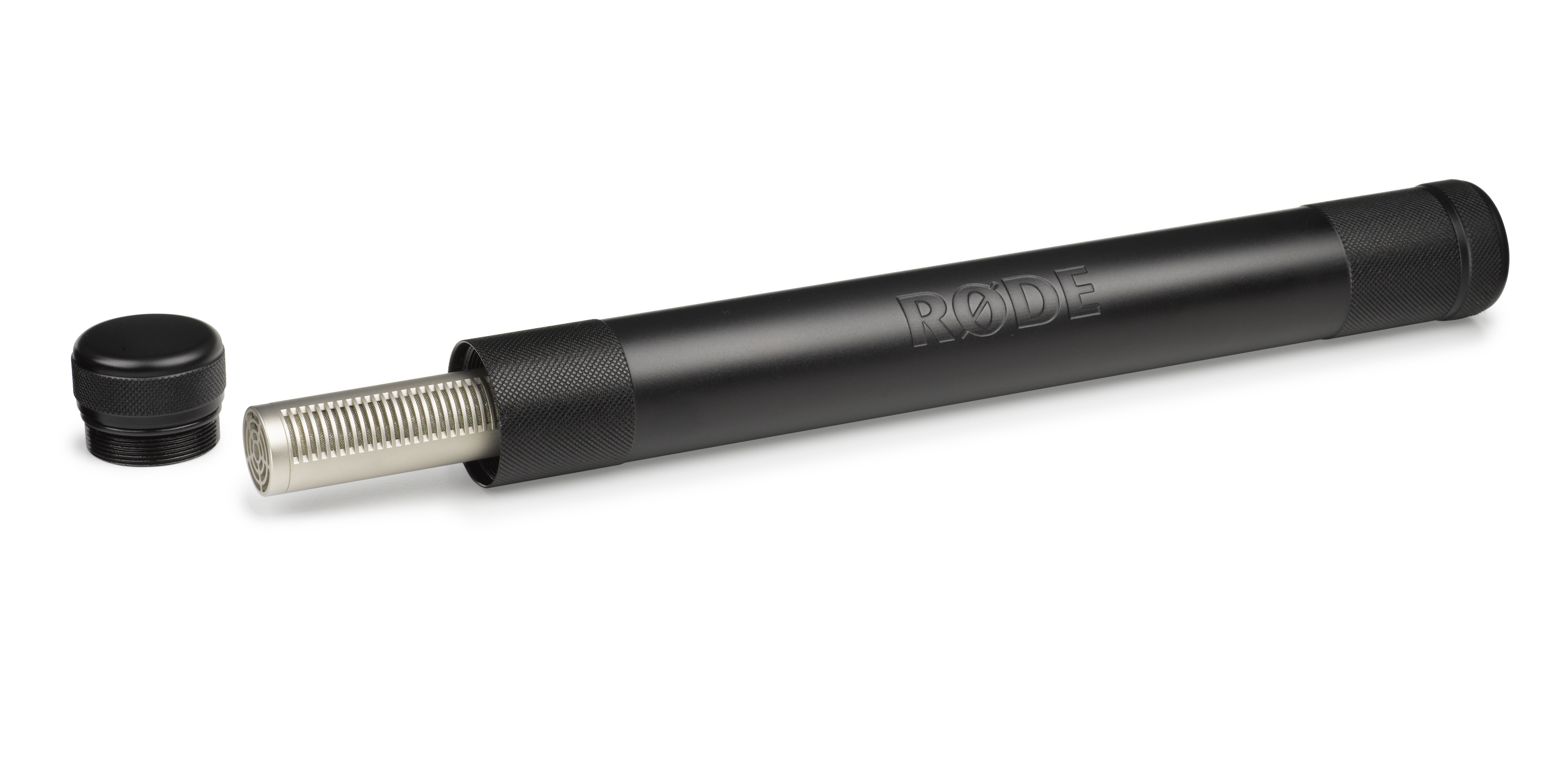 Un microphone noir avec une tête argentée et un capuchon noir séparé.