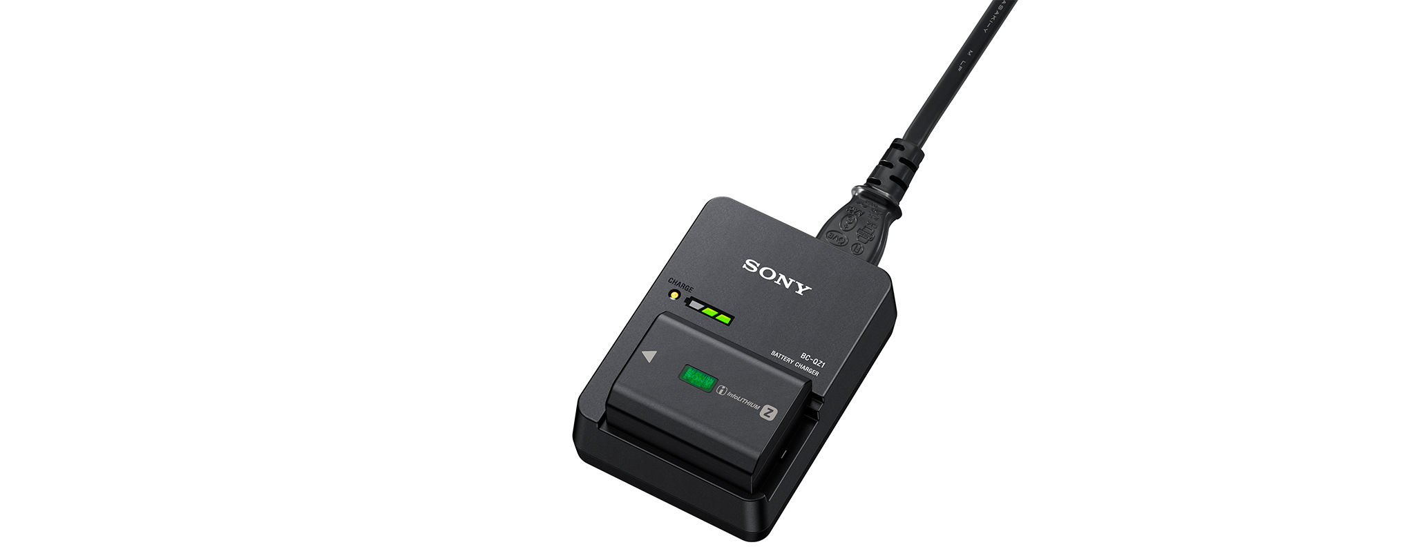 Ein schwarzes Sony-Akkuladegerät mit Akku und Netzkabel. Das Ladegerät befindet sich auf weißem Hintergrund.