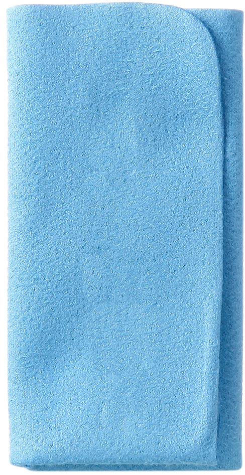 Een opgevouwen lichtblauwe handdoek. Het is gemaakt van een fuzzy materiaal, mogelijk microvezel.
