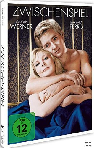 Zwischenspiel DVD-Cover. Ein Mann und eine Frau umarmen sich in einem Bett. Das Cover ist ein Filmplakat.