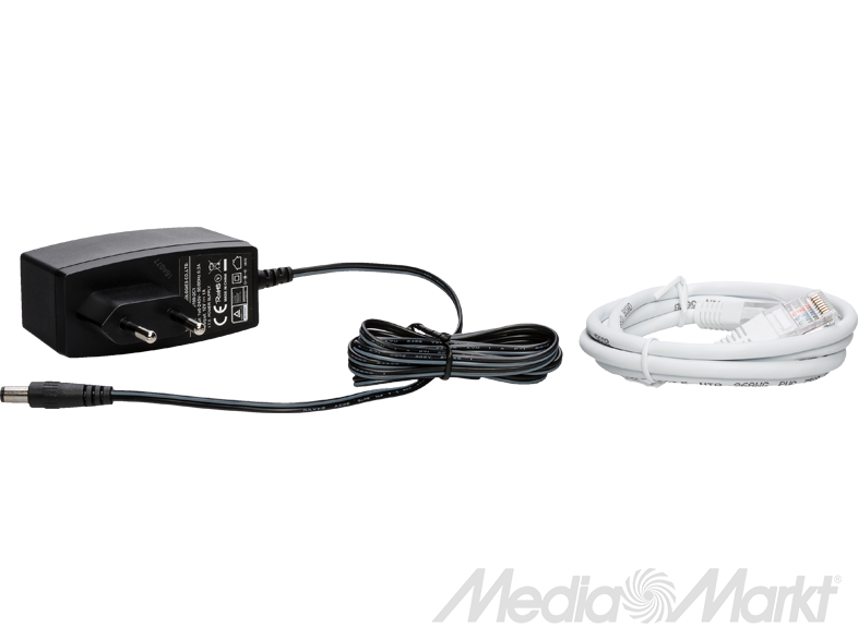 Hálózati adapter, kábel és fehér Ethernet kábel.