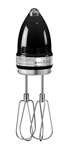 Egy fekete KitchenAid kézi mixer fehér háttér előtt. Két habverője és egy ezüstszalagja van.