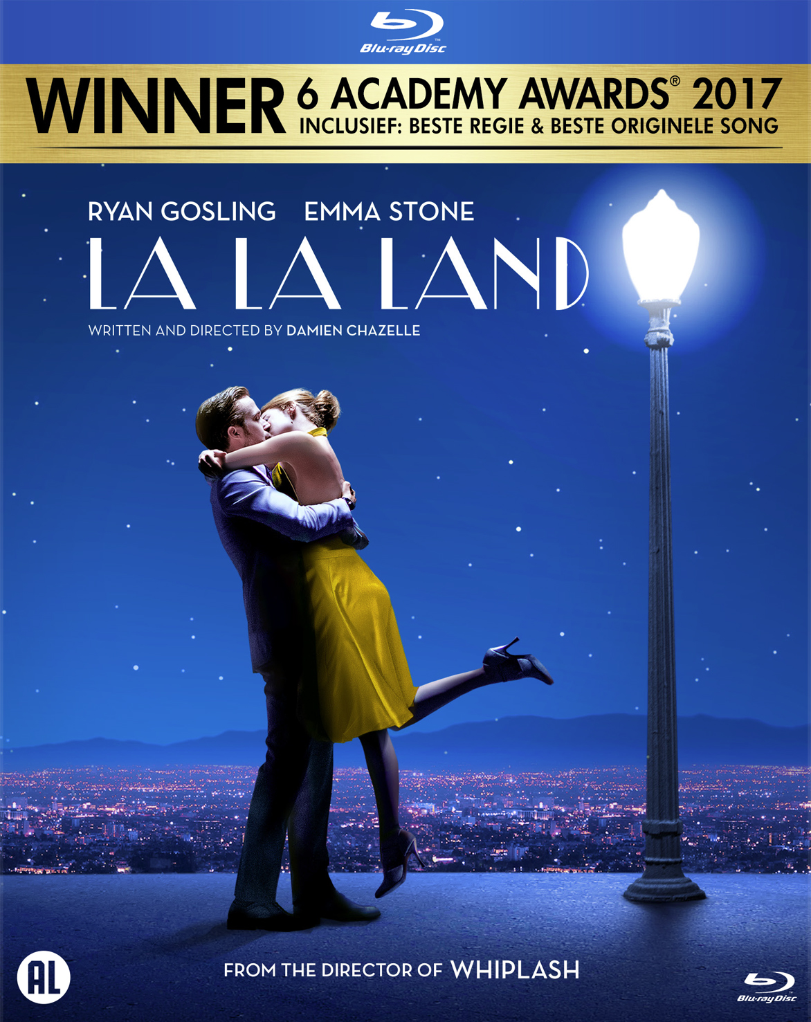 La La Land Blu-ray cover: stel dat elkaar omhelst onder een lantaarnpaal 's nachts, stadsachtergrond.