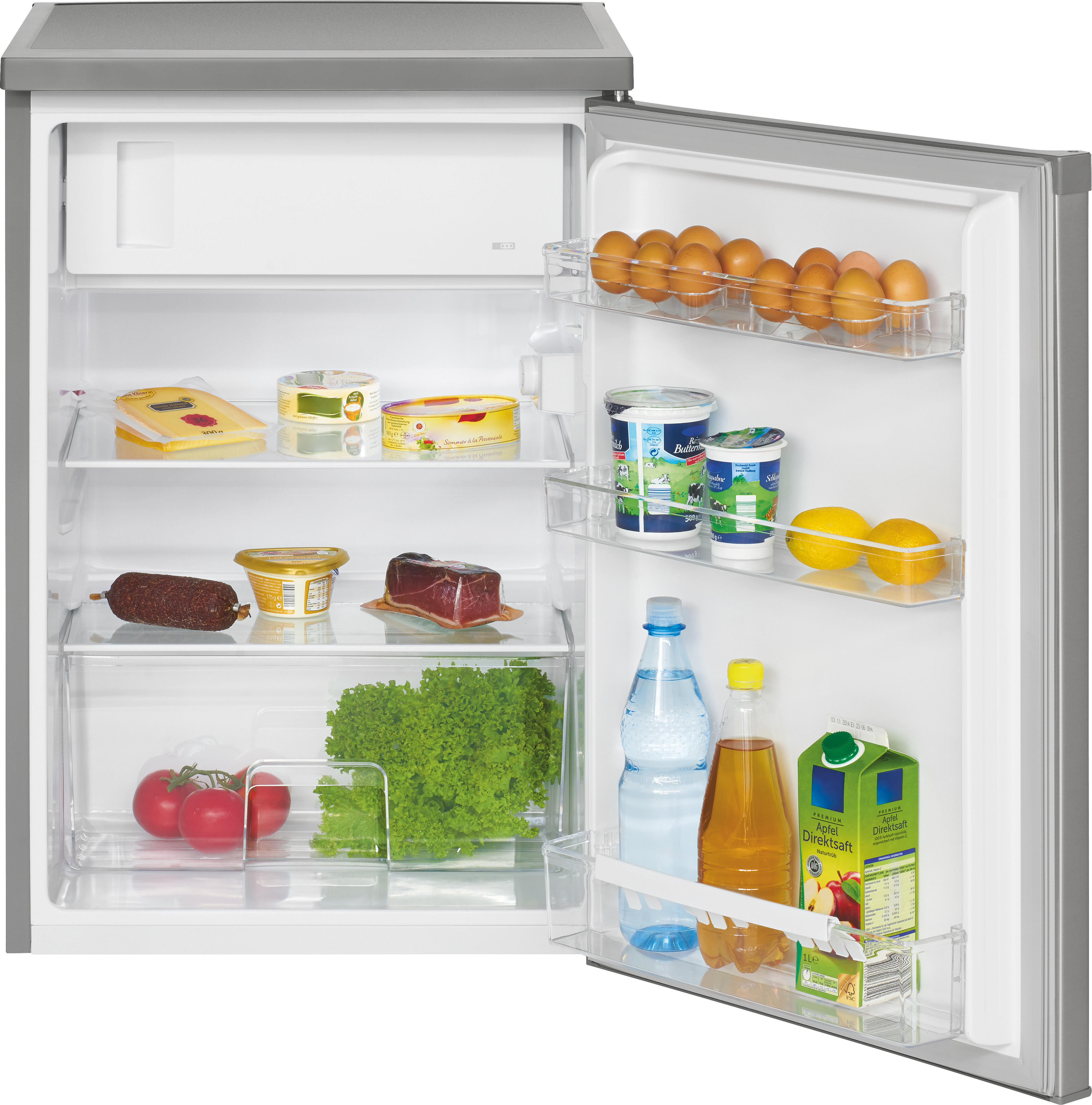 Kühlschrankinnenraum mit Regalen voller Lebensmittel: Käse, Joghurt, Saft, Obst, Tomaten und Salat.