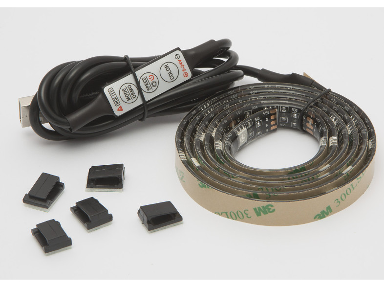 LED szalagfény készlet. Tartalmaz egy USB kábelt, egy fényszalagot és több fekete rögzítőkapcsot.