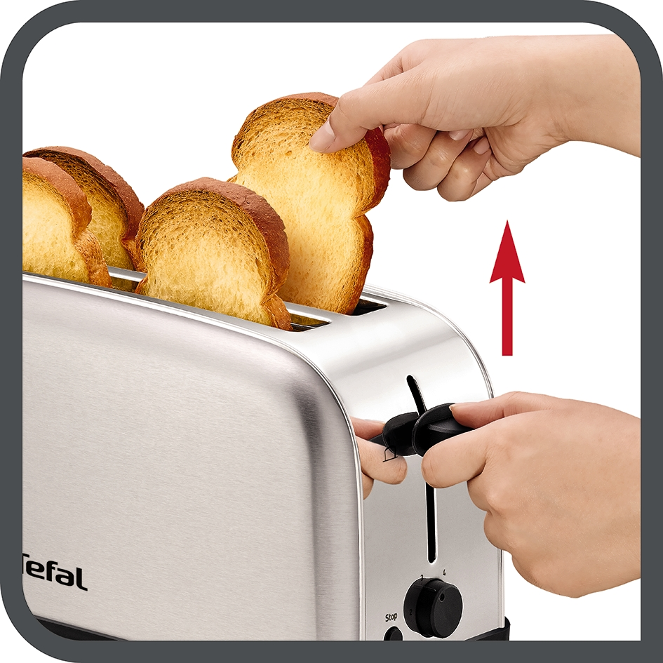 Een persoon gebruikt een broodrooster. Ze tillen toast uit de broodrooster.