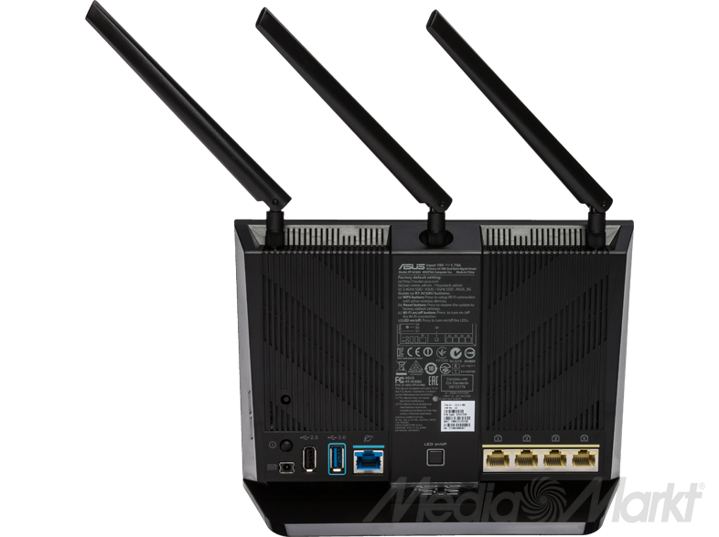 Fekete router antennákkal és portokkal a hátulján, MediaMarkt logóval.