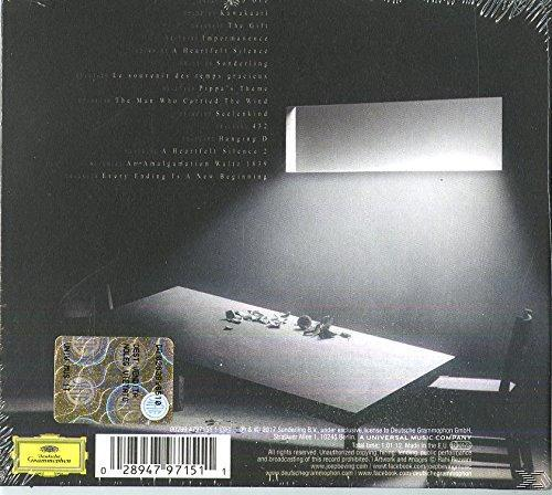 Schwarzes CD-Cover mit einem Tisch und Gegenständen darauf.