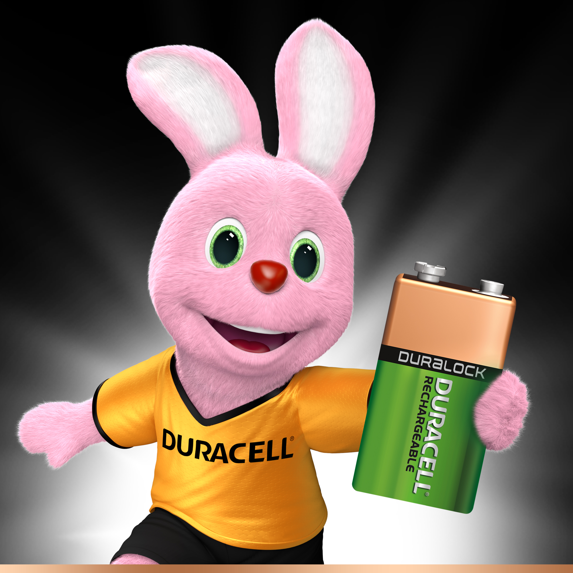 Duracell-Hase hält Duracell-Batterie. Rosa Hase in orangefarbenem Hemd, schwarzer Hintergrund.