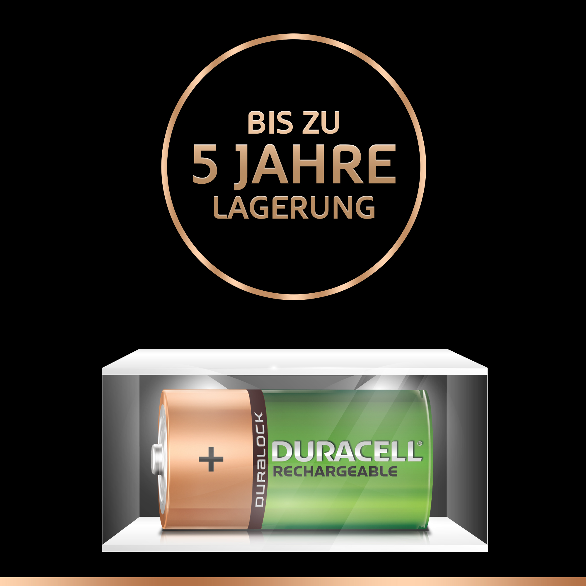 Wiederaufladbare Duracell-Batterie, grün und braun, mit weißem Regal und Text.