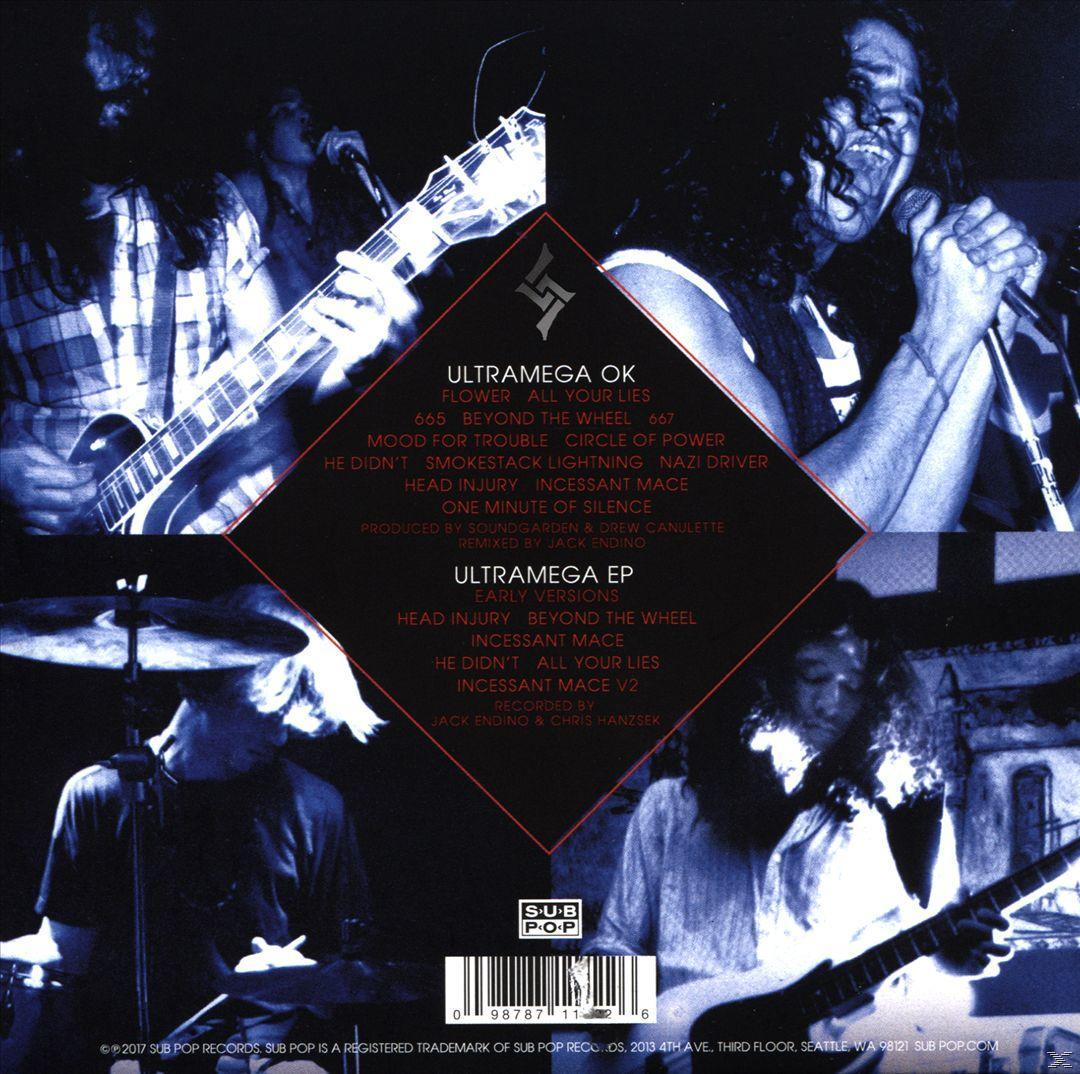 Albumcover mit Text und Bandfoto. Der Hintergrund ist blau. Die Band spielt.