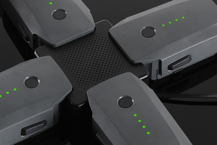 Een drone-oplaadstation met vijf batterijen op hun plaats, met indicatielampjes.