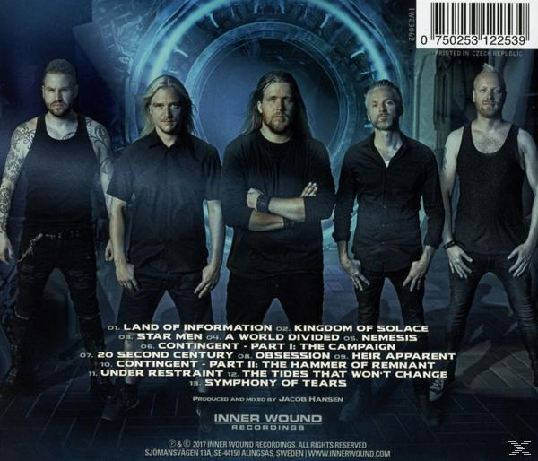 Rückseite einer CD mit fünf Männern und einer Titelliste. Der Hintergrund ist abstrakt blau und grau.