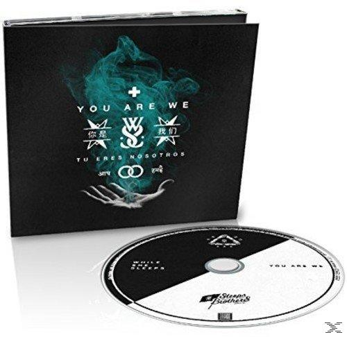 CD-Hülle mit schwarzem Cover mit einer Hand, die eine leuchtende Form hält, mit Text in mehreren Sprachen.