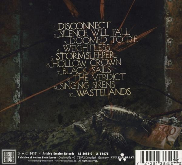 Albumcover mit Textliste der Songs. Der Hintergrund ist ein entsättigtes, strukturiertes Bild. Das Logo befindet sich in der Ecke.