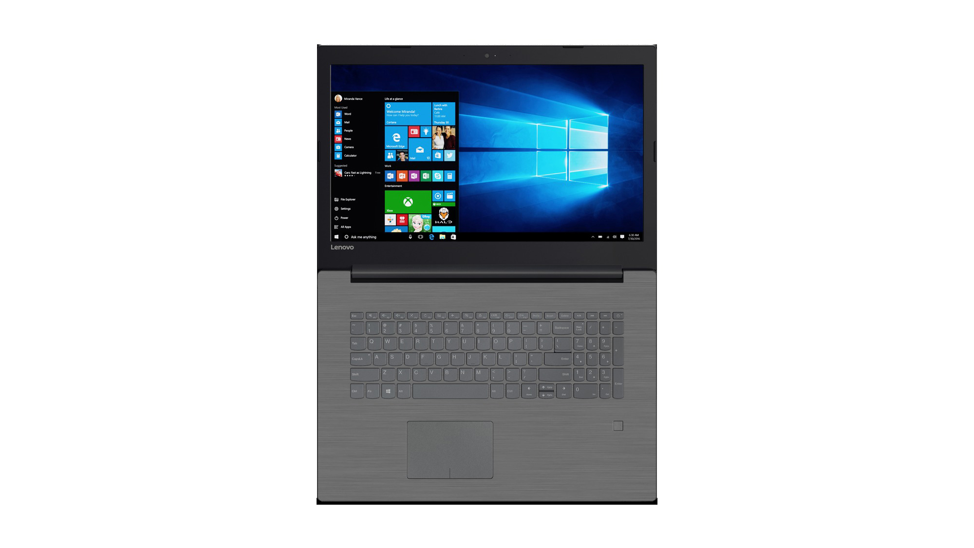 Ein Lenovo Laptop auf einem Schreibtisch. Der Bildschirm zeigt die Windows 10 Oberfläche.