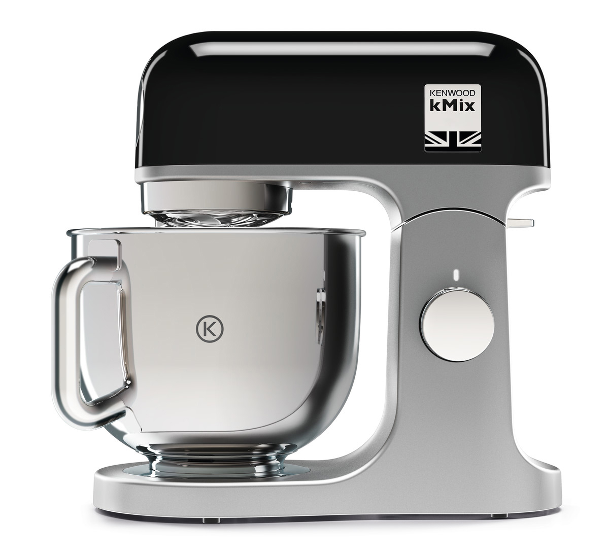 Een zilveren en zwarte KitchenAid mixer staat op een wit oppervlak. De mixer heeft een zilveren kom.
