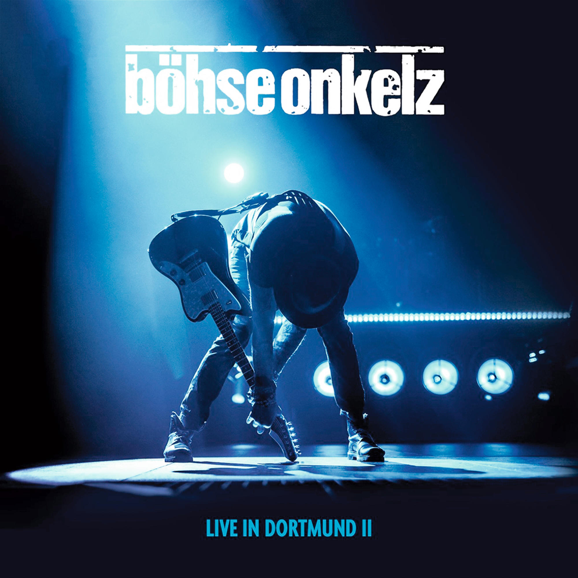 Albumcover. Mann spielt Gitarre auf der Bühne. Text: Böhse Onkelz, Live in Dortmund II.