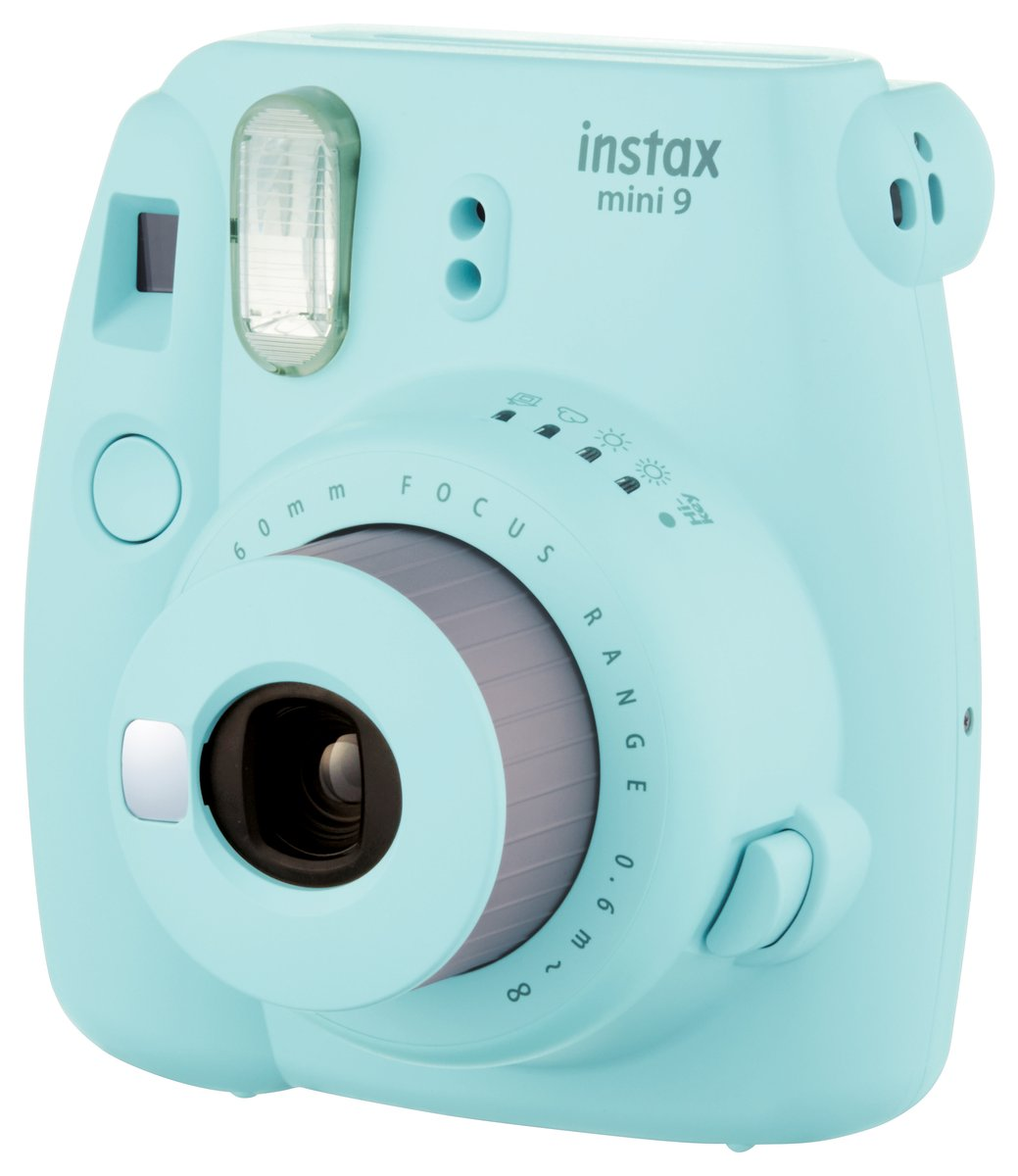 Un appareil photo Instax mini 9 bleu clair. L'objectif est centré avec des cadrans et un flash en haut.