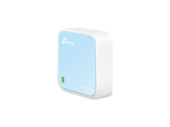 Ein kleiner, hellblau-weißer TP-Link-Router mit grüner LED-Leuchte auf weißem Hintergrund.